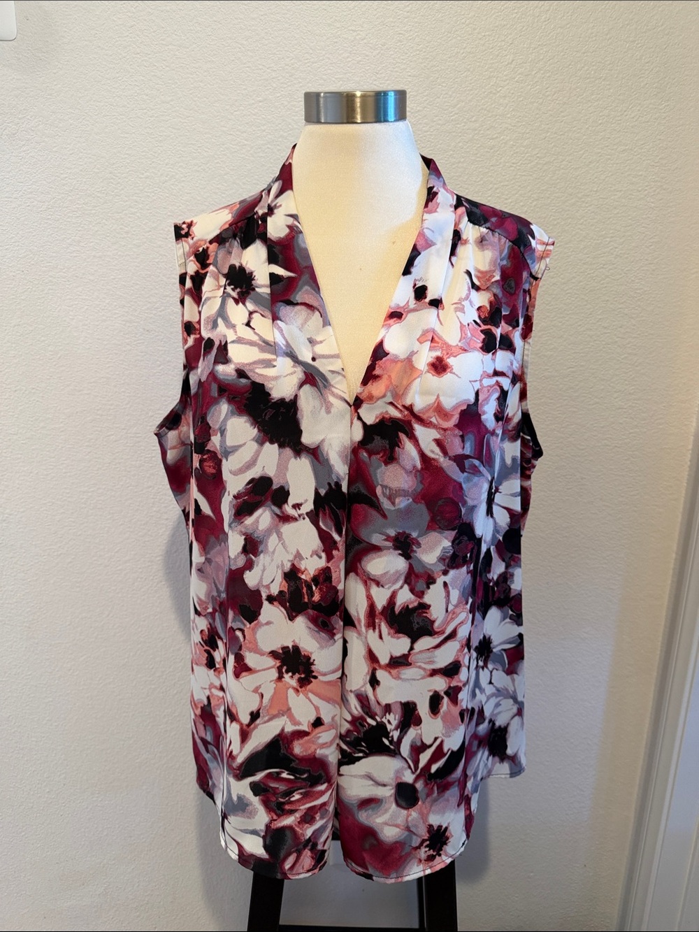 Nine West Sleeveless Floral V-Neck Tank in Burgundy and White